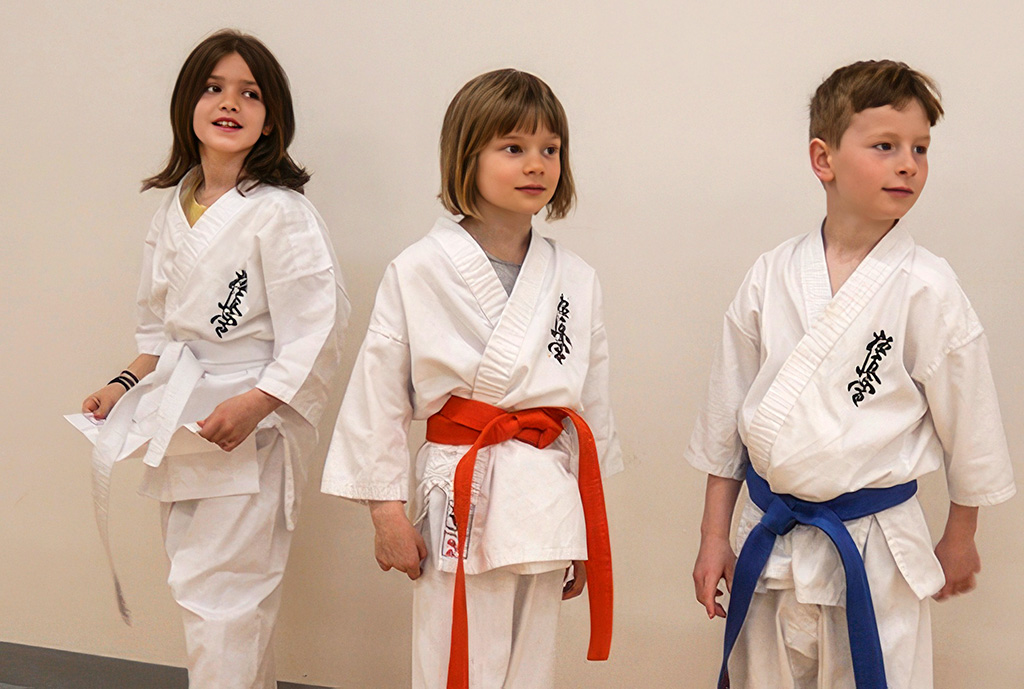 Photos de trois enfants au cours de karate Kyokushin