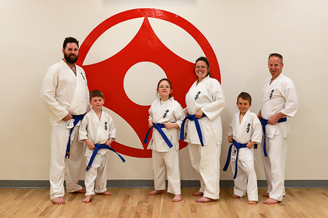 Cours de karate pour les enfants avec leurs parents