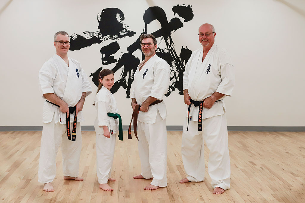 Karatékas au dojo de karate Kyokushin avec une famille