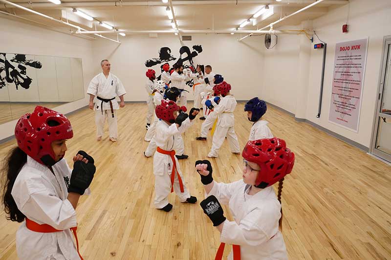Enfants pratiquant le karate au dojo de Kyokshin Saint-Jean-sur-Richelieu<br />
